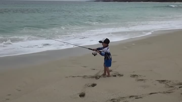 3-летний ребенок ловит 6 кг лосося на пляже