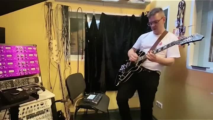 Илья Фон Герасимов записывает гитару