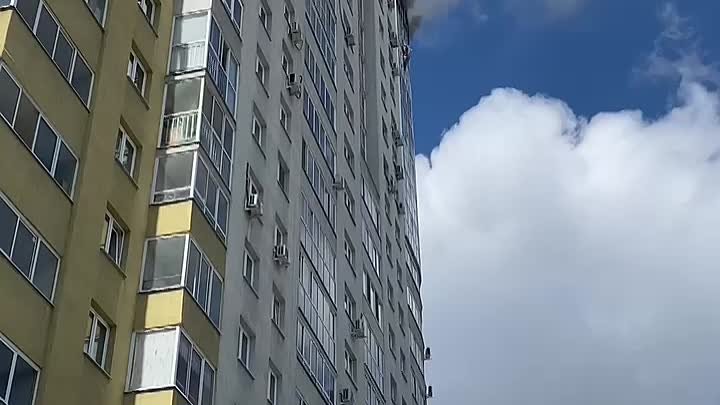 Житель горящей квартиры на Автовокзале сорвался с окна