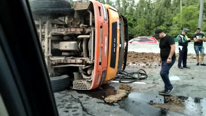 В Москве опрокинувшийся самосвал с землей остановил МКАД