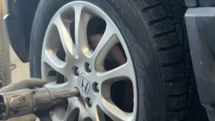 Демонтаж передней стойки на автомобиле Honda CR-V