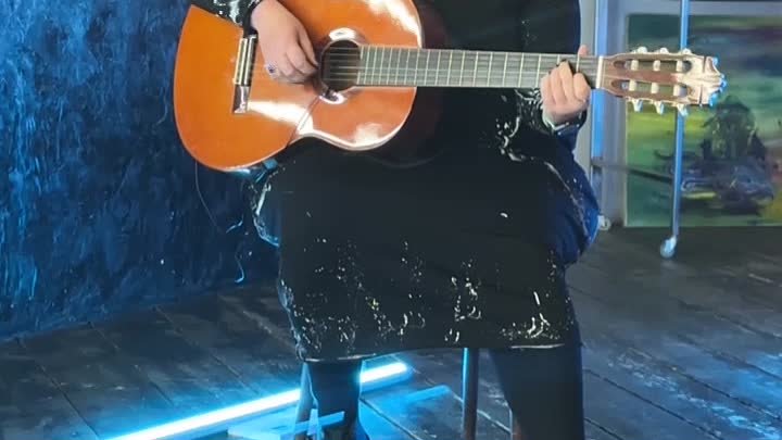 Татьяна Мужицкая поет собственную песню на съемках шоу «5 Книг»