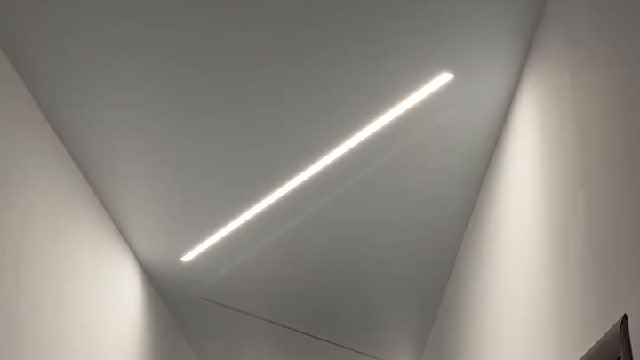 Световые линии в коридоре офисного помещения🏢