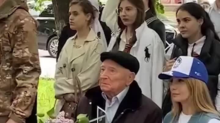 Единая Россия проводит парады у домов ветеранов