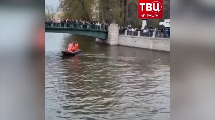 Четыре человека погибли после падения автобуса в реку в Петербурге