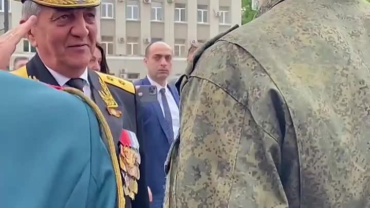 Адмирал Сергей Меняйло с ветеранами и военными на Параде Победы