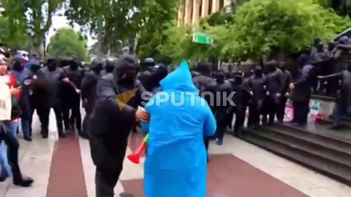 В Грузии полиция жестко задерживает протестующих против закона об ин ...