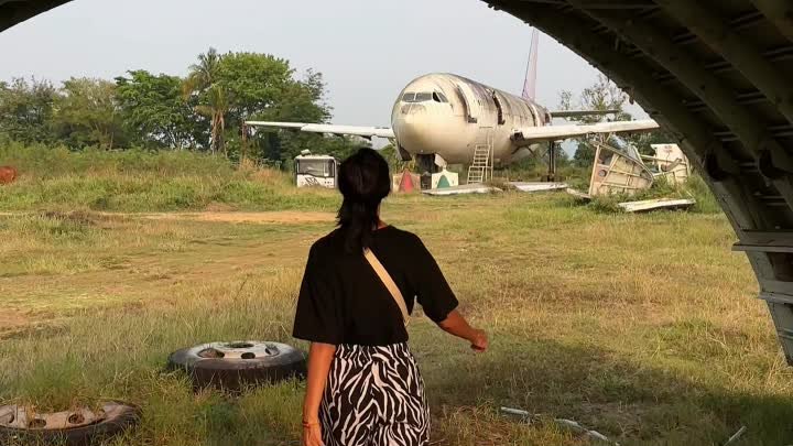 Заброшенный самолет в Таиланде 