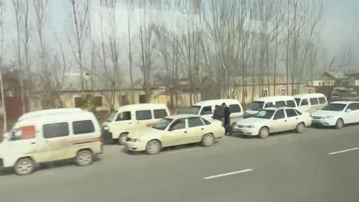Километровые очереди из машин в Узбекистане