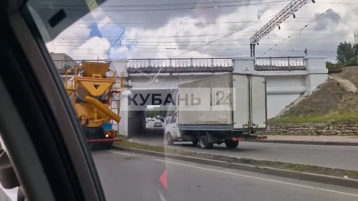 Жертвой «моста глупости» в Краснодаре едва не стала бетономешалка