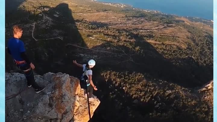 Прыжок с верёвкой с 235-метровой Шаан-Каи в Крыму