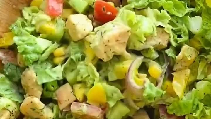 Салат с овощами и куриной грудкой. 