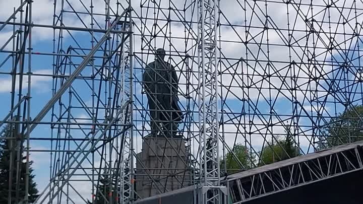 Закрывают памятник Ленина конструкциями в Ульяновске