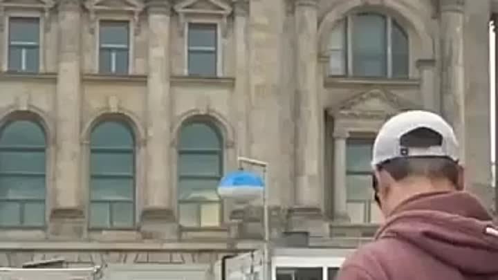 В Берлине Неизвестные Герои водрузили на крышу Рейхстага знамя Победы.  