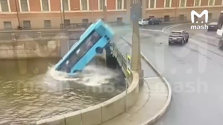В сети появилось видео момента падения в реку автобуса в Петербурге