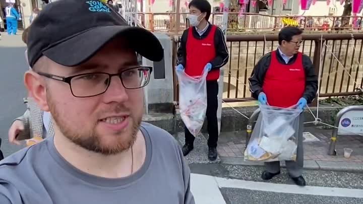 Эти люди собирают мусор на улицах Токио