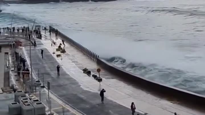 Зимой волны в бухте Сан-Себастьяна достигают 30 метров ...в в...яжах ...