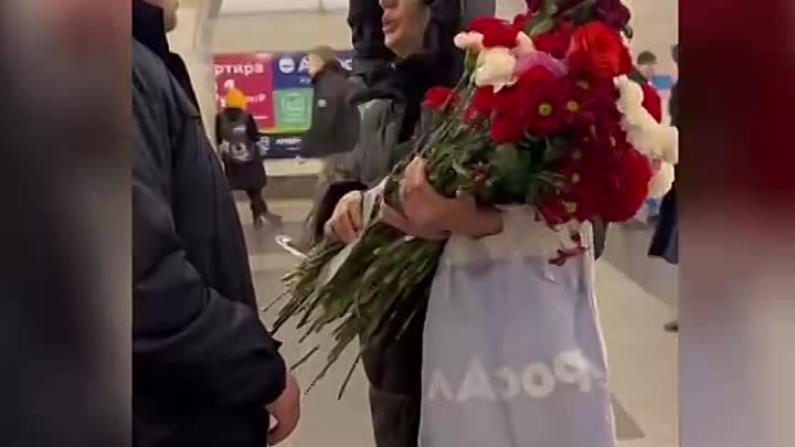 В Петербурге россиянка пыталась украсть цветы и детские игрушки с ме ...