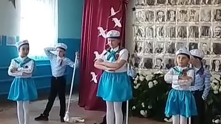 танец "Яблочко" исполняют Кулагина Надя, Полякова Света, П ...
