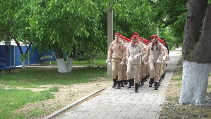 Торжественным парадом прошли юнармейцы и военные Курганинска перед д ...