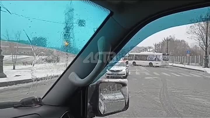 Автомобилисты в Южно-Сахалинске продолжают стоять в гигантских заторах
