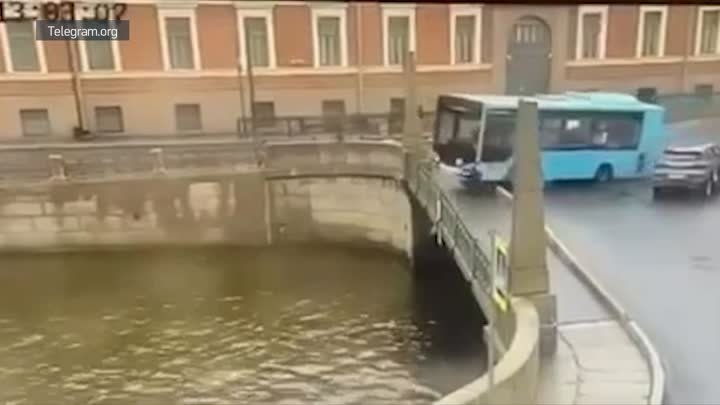В Санкт-Петербурге автобус с пассажирами упал в реку, семеро погибли