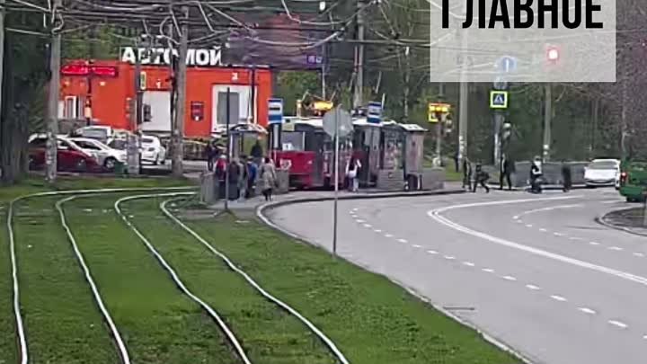 Жители Екатеринбурга смотрят на горящий трамвай