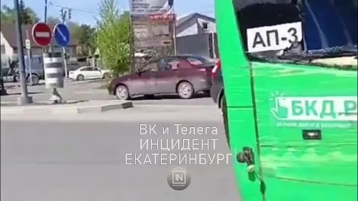 В Екатеринбурге автобус врезался в «Газель» у Птицефабрики