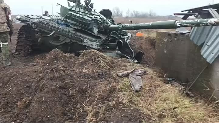 Трофейный украинский  танк Т-72АВ с КМТ-6  на Артемовском направлении.