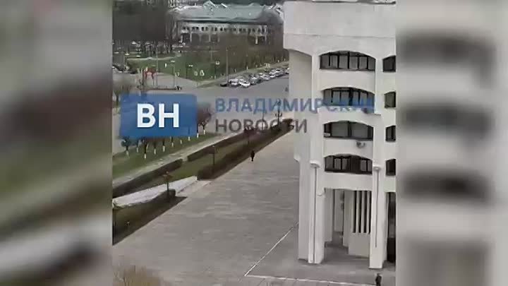 Во Владимире мужчина кидает..