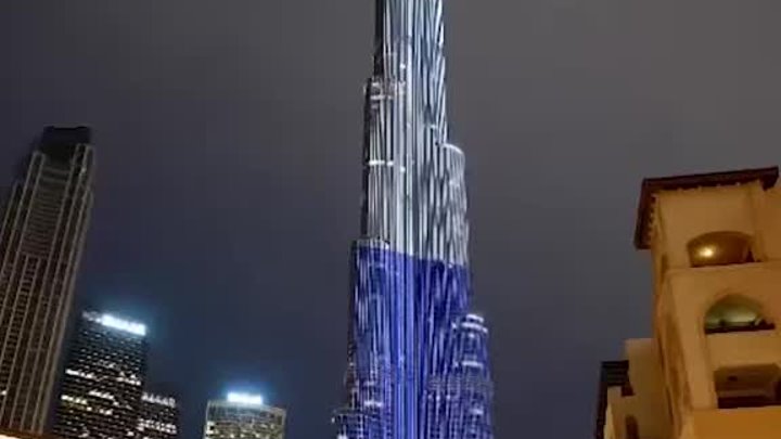 «Бурдж-Халифа» в Дубае в цветах российского флага