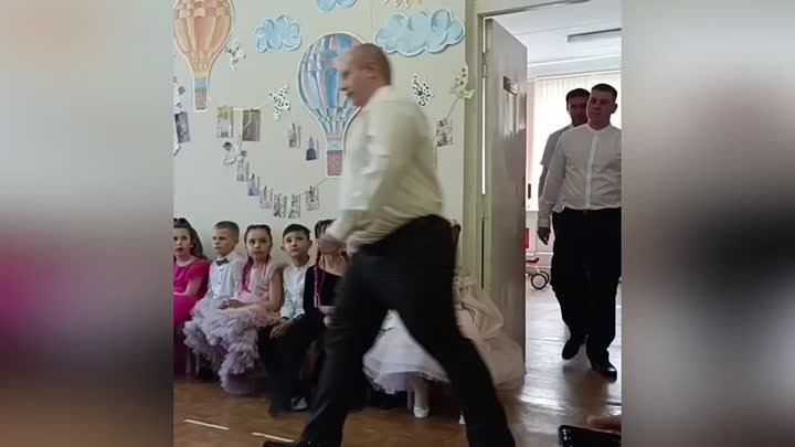Папы танцуют с дочками на выпускном в саду