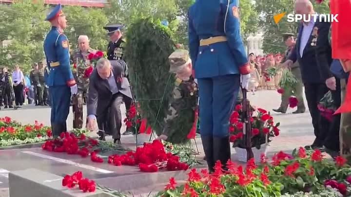 В Тирасполе горожане возложили цветы на Мемориале Славы к памятнику  ...