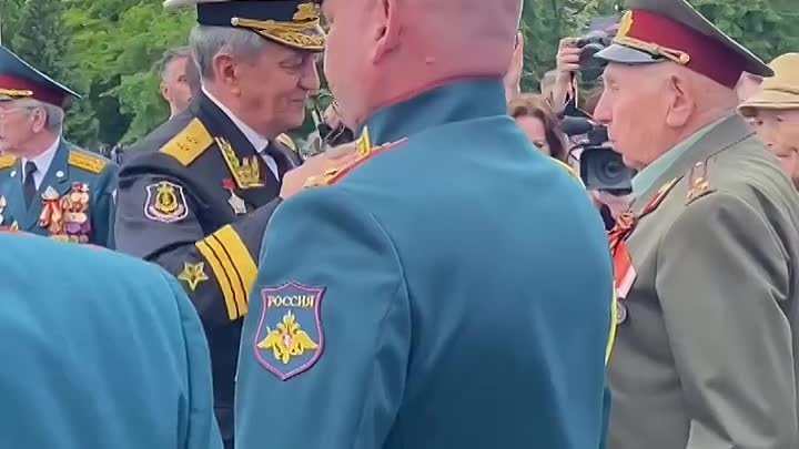 Адмирал Сергей Меняйло с ветеранами и военными на Параде Победы