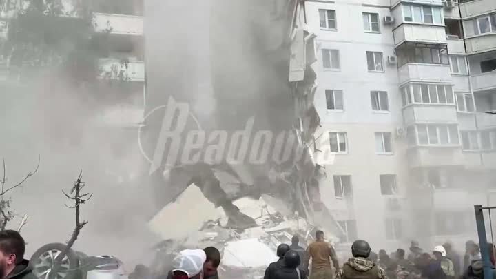 Крыша дома в Белгороде рухнула на спасателей.