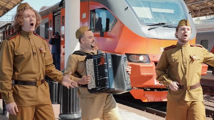 В честь Дня Победы на Железнодорожном вокзале в Красноярске развернулось театрализованное шоу: артисты выступили с танцами под аккомпанемент духового оркестра