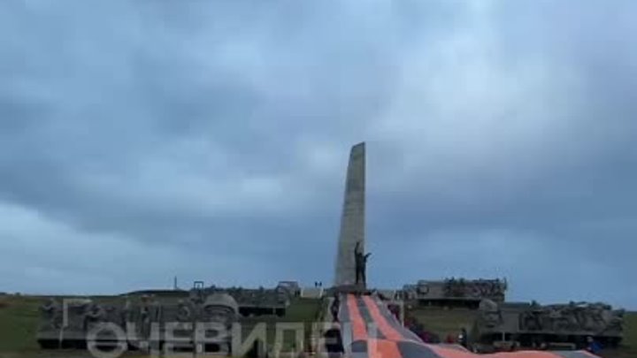 Видео с Саур-Могилы, где развернули невероятно длинную Георгиевскую  ...