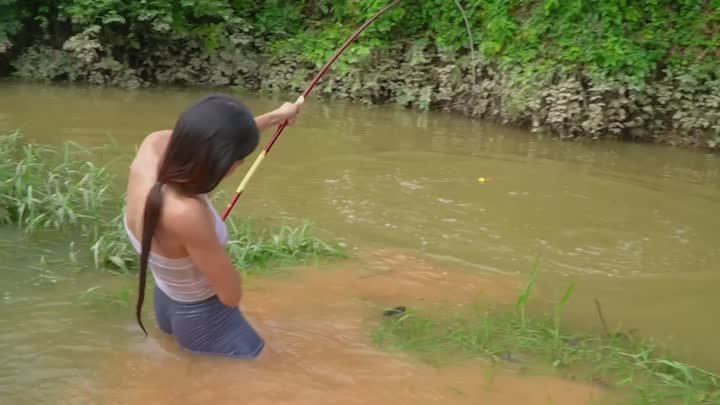Удивительная рыбалка Лучшее видео о рыбалке Девушка на рыбалке