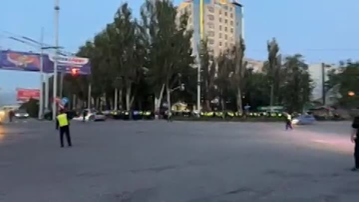 Граждане, собравшиеся в Бишкеке на пересечении улицы Курманджан Датк ...