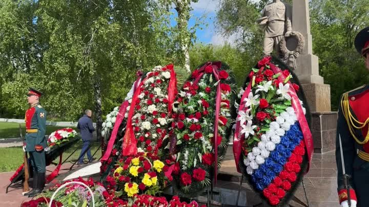 Представители ЛДПР возложили цветы к монументу «Воин-освободитель»