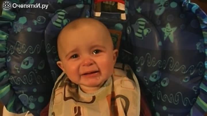 Эмоциональный малыш реагирует на мамину песню