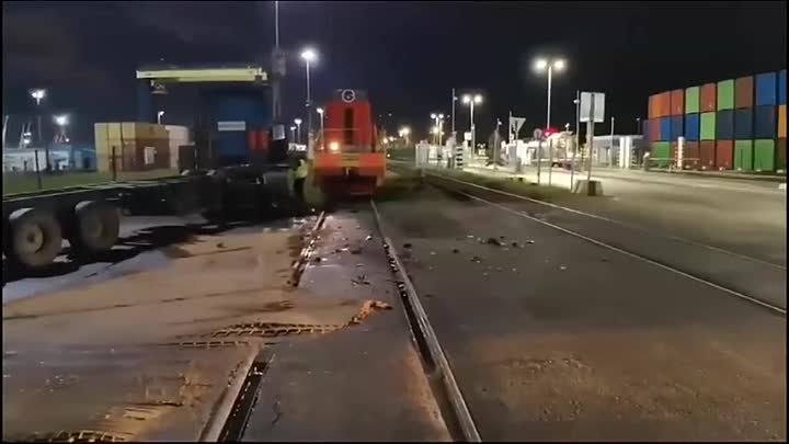 Грузовик столкнулся с поездом в Ленобласти