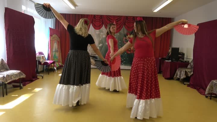Испанский танец с веерами. Исп.женская группа. (мамы)