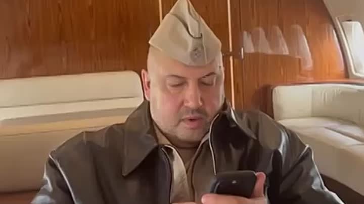 Появились кадры с возвращающимся в РФ генералом Сергеем Суровикиным.