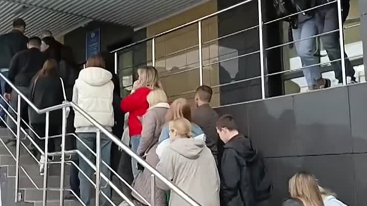 Люди ждут стендап-комика Нурлана Сабурова в Оренбурге