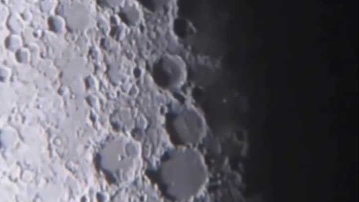 Сферические объекты над лунной поверхностью