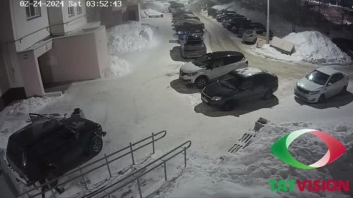 В Нижнекамске неизвестные выломали дверь подъезда, привязав её к машине.