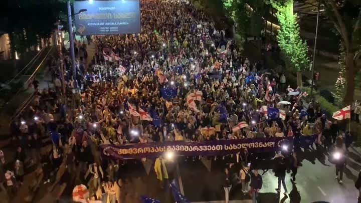 Тысячи людей пришли на акцию протеста против принятия закона об иноа ...