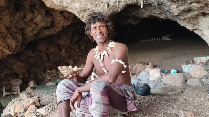 В пещере на Сокотре живет мужчина, он научил добывать еду из моря го ...