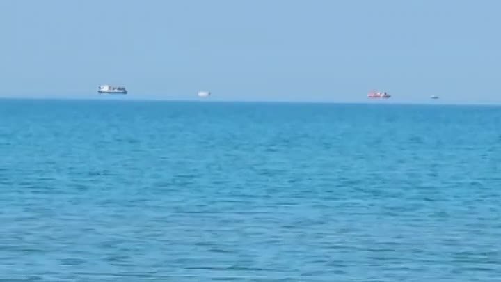 Парящие над морем суда сняли на видео в Анапе